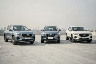 Comparaison frontale de trois SUV familiaux dont le Renault Kadjar, Volkswagen Tiguan et Seat Ateca côte à côte sur un parking urbain