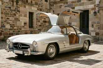 Mercedes 300 SL Gullwing coupé 1954 avec portes papillon ouvertes sur cour en pierre européenne